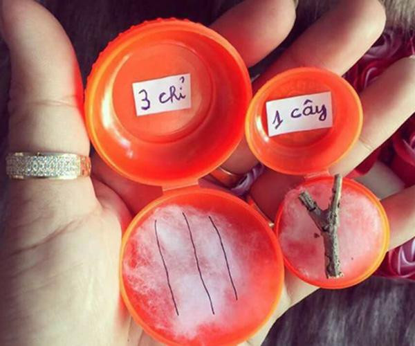 Ngày thần tài mọi năm, các tiệm vàng đã xuất hiện cảnh tượng người người đứng xếp hàng để có thể sớm chọn được những mẫu vàng ưng ý.