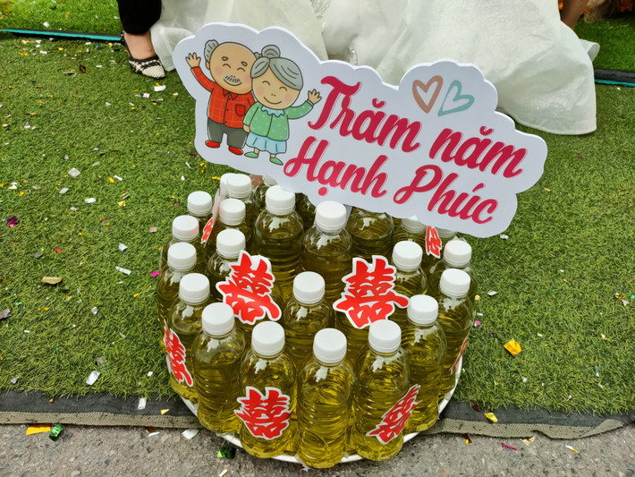 Có thể thấy, ý tưởng của nhóm bạn thân cô dâu thật "táo bạo" và lầy lội. Giỏ quà tặng đã nhanh chóng gây bão mạng chỉ sau vài phút đăng tải.