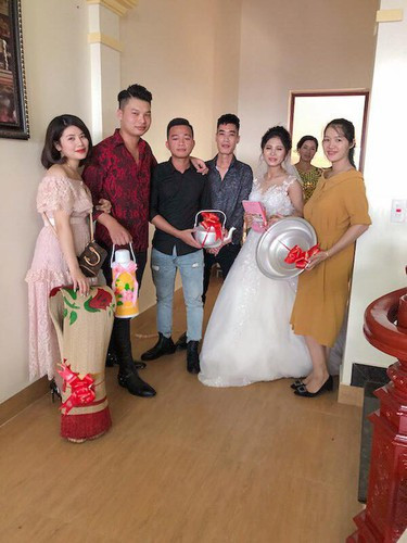 Không chỉ tập trung vào sự quan tâm của khán giả về giá xăng, ý nghĩ hài hước "bao nhiêu chai xăng là bấy nhiêu em bé" của hội bạn ngay sau khi chia sẻ đã nhận được nhiều sự ủng hộ và thích thú của netizen.