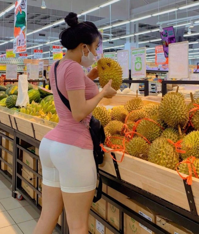 Tiện thể đi tập gym về mà cô nàng ghế qua siêu thị chọn đồ.