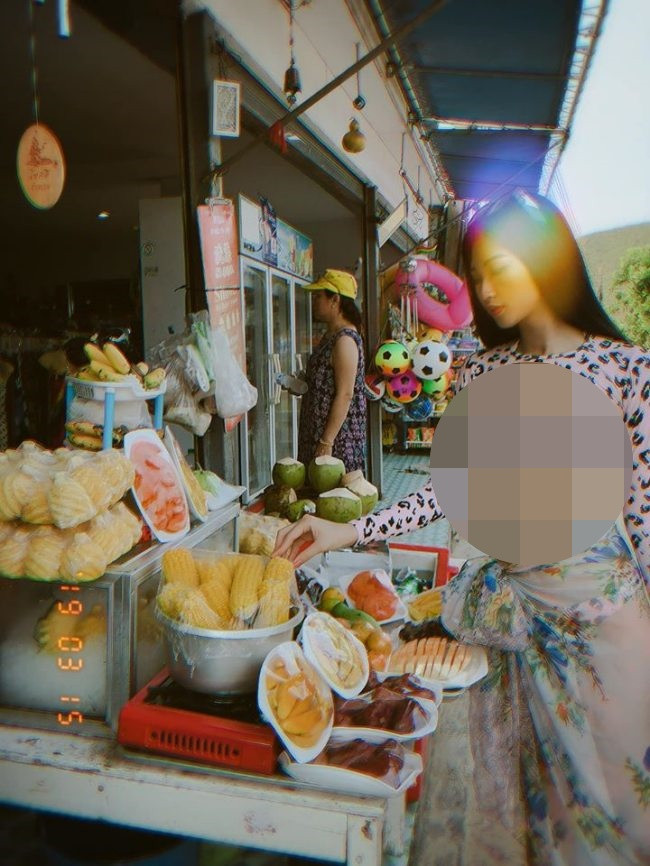 Thay vì mặc quần áo bình thường để đi chợ, cô gái trên lại chọn bikini để diện lên người. Dù đã có chiếc khăn để quấn nhưng không đủ để chê kín thân hình loã lồ.