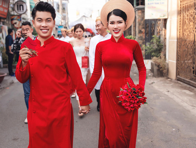 Vòng Phối Phối (28 tuổi, Đồng Nai) là cô dâu trong đám cưới "siêu khủng" đầu năm 2021, với màn rước dâu hoành tráng, sử dụng dàn siêu xe trị giá 50 tỷ.