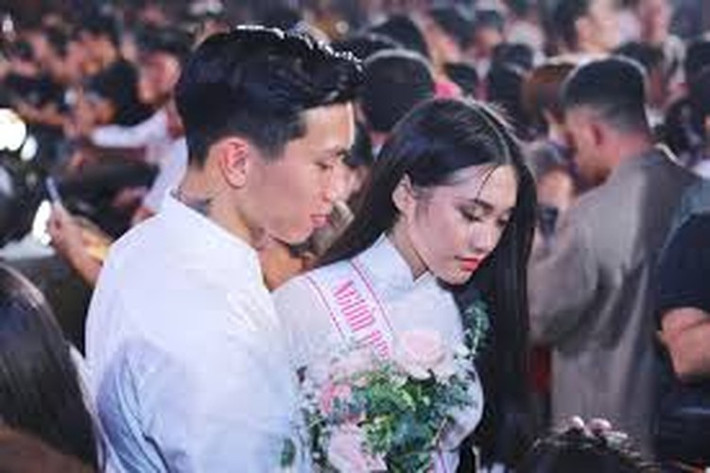 Về phía Doãn Hải My, cô tiết lộ quen biết Văn Hậu từ lâu nhưng phải tới sau cuộc thi "Hoa Hậu Việt Nam" năm 2020, cả 2 mới tìm hiểu và chính thức yêu đương.