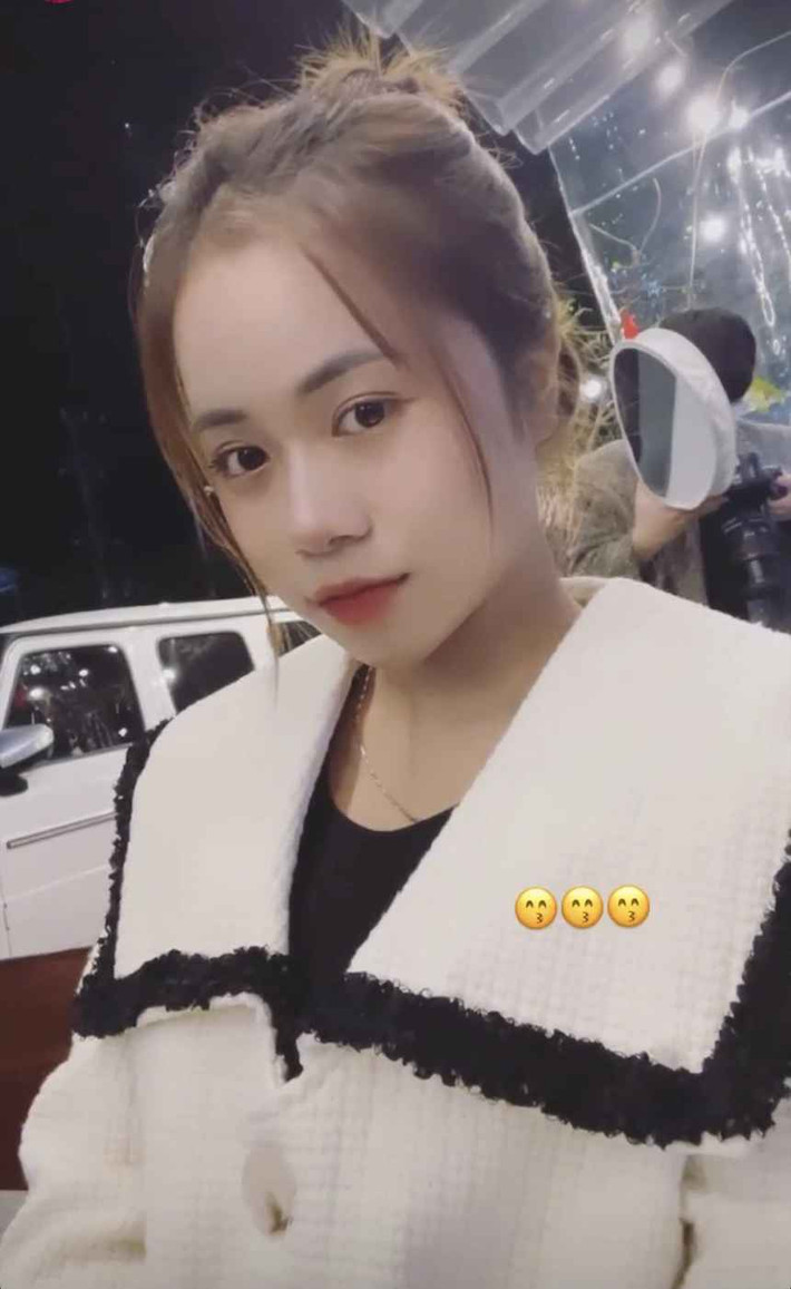 Và khi cần "lên đồ" thì bóng hồng bên cạnh Văn Tùng vẫn dễ dàng khiến dân tình điêu đứng nhờ vẻ đẹp ngọt ngào trong những bộ cánh dịu dàng, sang chảnh.