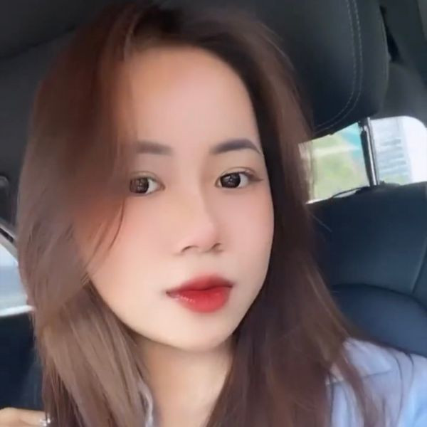 Với khuôn mặt xinh đẹp, bạn gái tiền đạo đội tuyển U23 Việt Nam có thể cân mọi style: từ thiếu nữ dịu dàng, trẻ trung, năng động cho đến thanh lịch.