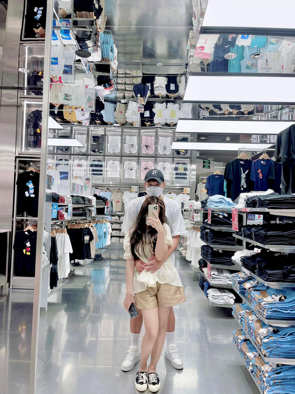Văn Tùng thường đăng tải những bức ảnh chụp cùng bạn gái và không ngại dành nhiều câu từ ngọt ngào để nói về nàng.