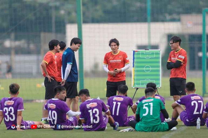 Phong độ đỉnh cao giúp Gong đứng trước cơ hội tới J League chơi bóng và nhận mức lương có thể lên đến 390 triệu won, nhưng ông quyết định ở lại để tiếp tục gắn bó với Daejeon đến tận năm 2006.