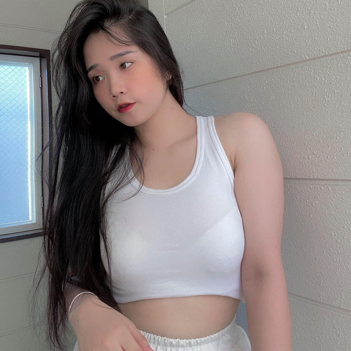 Chẳng những sở hữu vòng 1 đẹp tự nhiên, cô còn có vòng eo nhỏ nhắn, đáng ngưỡng mộ.