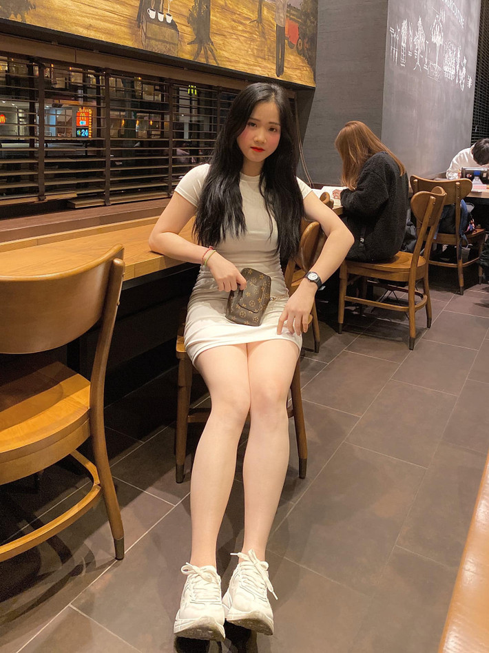 Trên trang cá nhân, Ngọc Nhi thường xuyên đăng tải hình ảnh diện váy áo gợi cảm, khoe khéo "điểm vàng" cơ thể hấp dẫn.