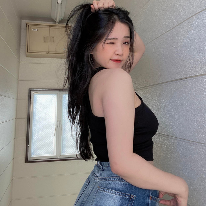 Thời điểm hiện tại, trang instagram của Ngọc Nhi cũng thu hút gần 150 nghìn lượt theo dõi. Không chỉ thế, cô còn nhận được nhiều lời khen ngợi vì thân hình nóng bỏng, cân đối.