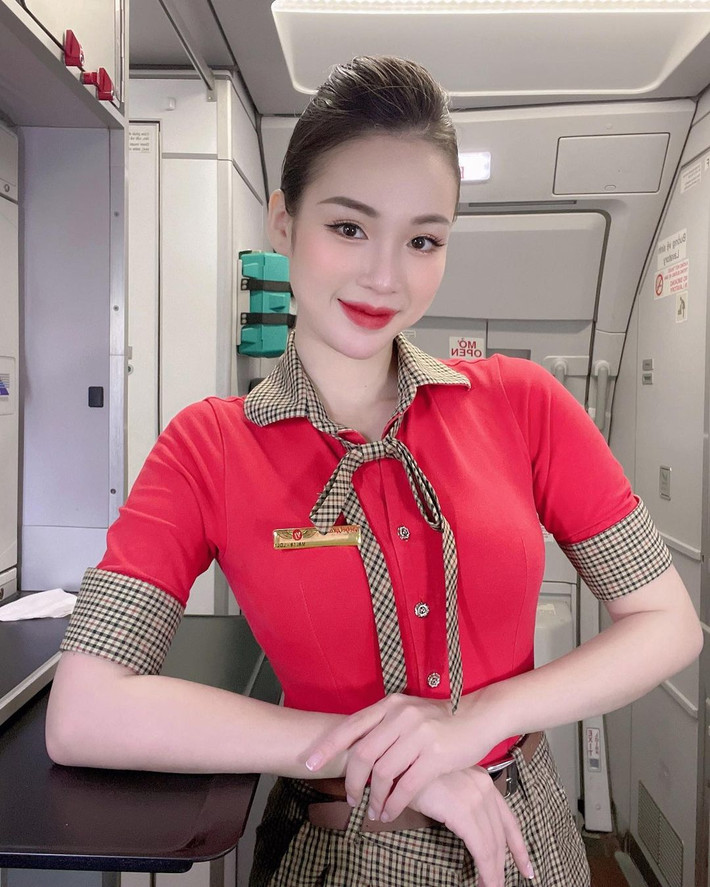 Nguyễn Ngọc Mai sinh năm 1997. Cô gái quê Hải Phòng hiện đang là tiếp viên hàng không.