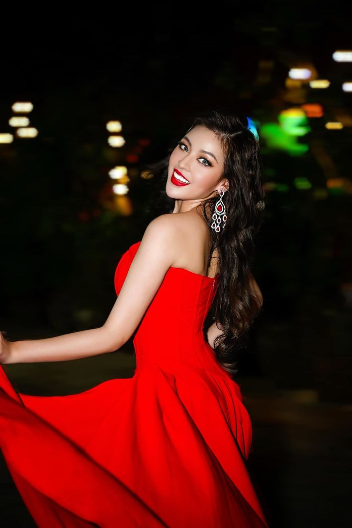Có lẽ với phần thiết kế khá khó khăn, Trần Thanh Tâm phải nhờ sự trợ giúp của mọi người mới có thể đứng vững.