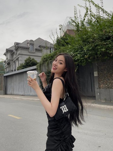 Đó cũng chính là chiếc váy mà Bùi Lý Thiên Hương từng diện trước đó. Ngắm nhìn Trần Thanh Tâm trong bộ trang phục này, dù được đánh giá là khá ấn tượng, song nàng hot girl vẫn nhận về nhiều ý kiến vì vòng 2 khá mũm mĩm.