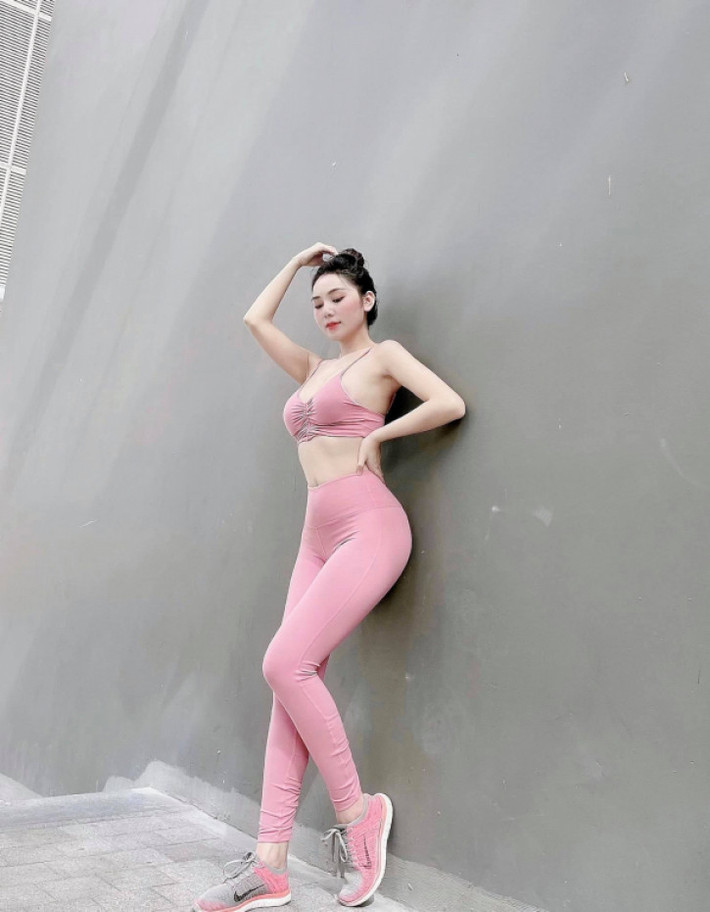 Hoàng Kim Chi hiện đang làm giám đốc của một công ty chuyên cung cấp các sản phẩm làm đẹp cho các chị em. Ngoài kinh doanh, cô còn làm mẫu ảnh, diễn viên quay các video quảng cáo.