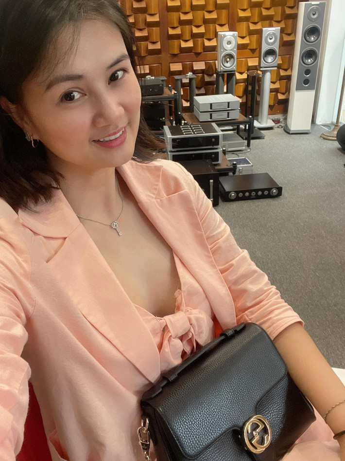 Ngoài bóng chuyền, Kim Huệ còn bén duyên với golf. Với tố chất của một VĐV thể thao chuyên nghiệp, cựu hoa khôi bóng chuyền tiến bộ rất nhanh.
