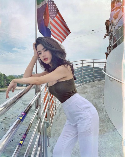 Trước đây, Hàn Hằng từng được một thẩm mỹ viện dùng để quảng cáo cho dịch vụ tân trang vòng 1 khiến cộng đồng mạng đặt nhiều dấu chấm hỏi.