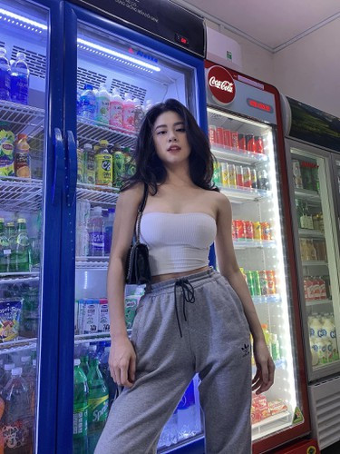 Ở ngoài đời, Hàn Hằng sở hữu gương mặt xinh đẹp, đường nét khả ái cùng vóc dáng gợi cảm. Nhờ vậy, cô tự tin theo đuổi phong cách gợi cảm với những bộ trang phục táo bạo.