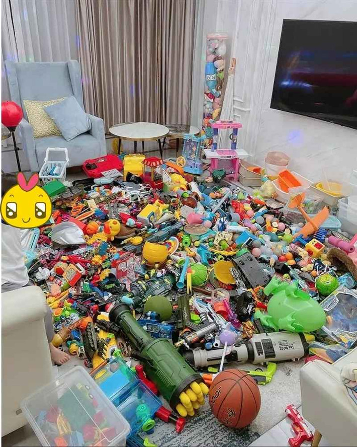 Khi nhìn thấy cảnh tượng đống đồ chơi trẻ em bày bừa này, chắc chắn bố mẹ cậu bé sẽ có một phen "hoa mắt chóng mặt" cho xem.