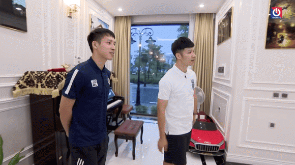 Thay vì dồn tiền để ăn sang, mặc đẹp, diện đồ hiệu xa xỉ, Đỗ Hùng Dũng hướng tới những giá trị bền vững. Điển hình là việc anh bạo chi tới hơn 10 tỷ đồng để mua biệt thự cho bố mẹ cùng gia đình nhỏ của mình sinh sống.