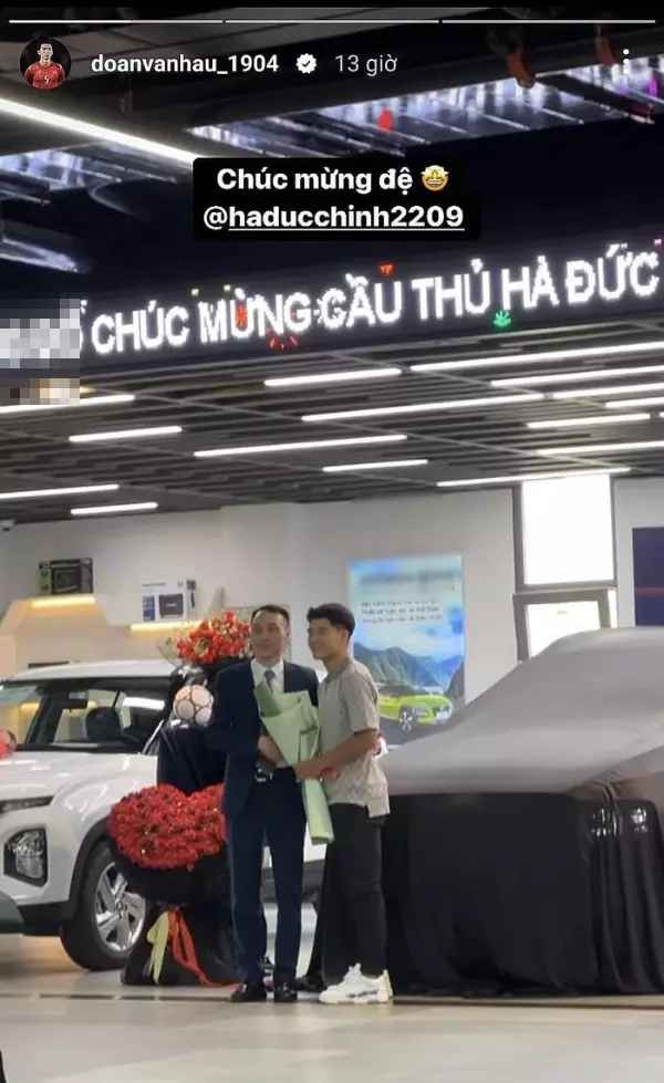 Những hình ảnh trong lễ bàn giao xe của Hà Đức Chinh được đàn em Đoàn Văn Hậu khoe trên story Facebook.