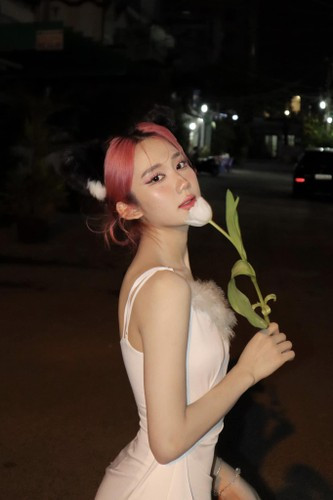 Dù sở hữu vẻ đẹp nổi bật, thân hình thon thả nhưng hiếm khi người hâm mộ được thấy Mina Young diện trang phục táo bạo.