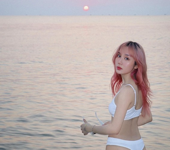 Song song với đó, mặc dù để mặt mộc nhưng gương mặt sở hữu những đường nét khả ái, duyên dáng của nữ streamer cũng nhận về “cơn mưa lời khen” từ cư dân mạng.