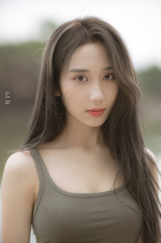 Cụ thể, trong loạt ảnh mới đăng tải, cô nàng diện trang phục giản dị với áo thun, quần jean. Tuy nhiên, ở một khoảnh khắc, cô đã khéo léo, kéo chiếc áo thun khoe vòng eo con kiến săn chắc.