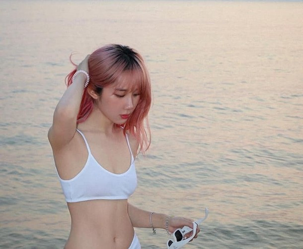 Có thể thấy, chẳng cầu kỳ son phấn, nhưng gương mặt đẹp hoàn hảo, bất chấp mọi góc chụp cũng như nụ cười “tỏa nắng” vẫn giúp cô nàng vô cùng nổi bật trong mắt khán giả.
