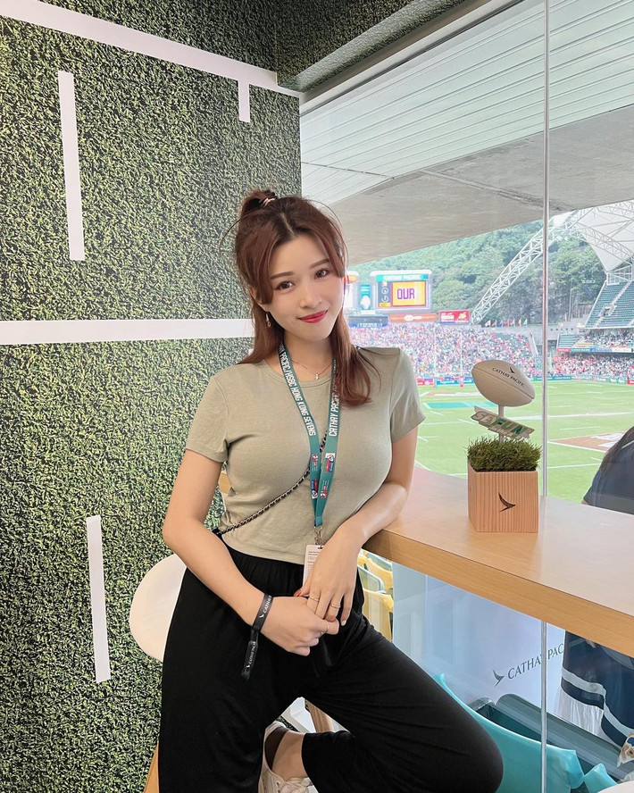 Dưới phần bình luận, nhiều fan nam khẳng định sự xuất hiện của Lý Mạn Oánh khiến nhiều người hâm mộ thể thao tại sân vận động "mất tập trung" vì không thể theo dõi được các trận đấu.