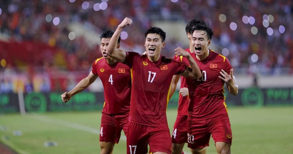 Cầu thủ U23 Việt Nam chia sẻ về lời dặn dò của HLV Park Hang Seo khi được trao cơ hội rằng: "Thầy dặn em cố gắng di chuyển nhiều ra sau hàng phòng ngự. Em luôn ghi nhớ điều này để có thể bứt phá".