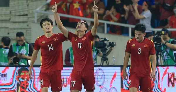 Bên cạnh đó, Mạnh Dũng cũng chia sẻ nhanh trước khi lên xe buýt về khách sạn rằng: "Thật khó để em có thể diễn tả cảm xúc của mình lúc này. Em thấy mọi thứ rất tuyệt vời và cảm thấy vô cùng hạnh phúc. Có lẽ, đêm nay là một đêm mất ngủ của em"