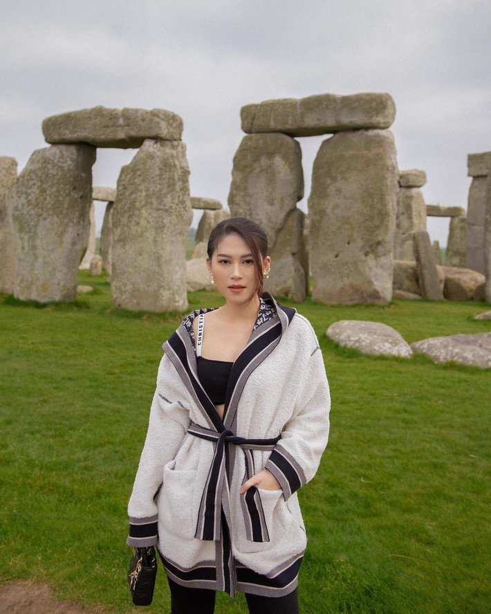 Ngoài ra, Ngọc Thanh Tâm còn có mặt và check-in trước kỳ quan Stonehenge (Anh). Nữ rich kid cho biết: "Sau 2 năm dịch, mục tiêu của tôi khi đi du lịch là phải trải nghiệm và khám phá".