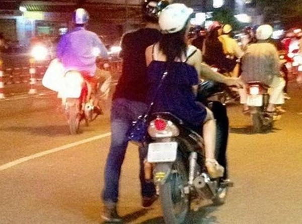 Điển hình phải kể đến câu chuyện chàng trai xe hết xăng giữa đường. Tuy nhiên, anh chàng vẫn ga lăng để bạn gái ngồi trên yên xe rồi dắt bộ.