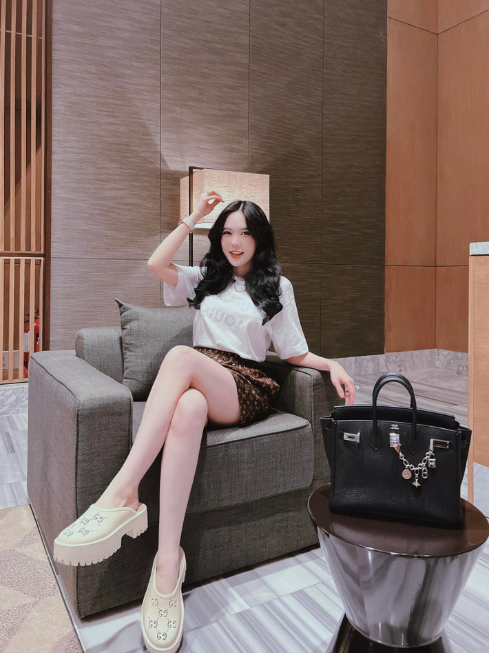 Ngoài ra, Vân Tiny có sử dụng thêm đai nịt bụng để định hình vòng 2.