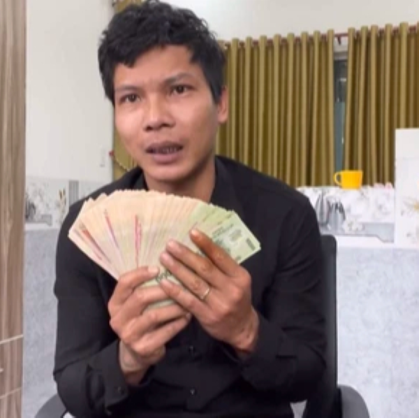 Mới đây, Lộc Fuho đã gây chú ý khi đăng tải video tiết lộ: “Tháng lương YouTube cao nhất”. Cụ thể, Youtuber phụ hồ cầm trên tay một xấp tiền và nói rằng đây là số tiền nhiều nhất bản thân nhận được từ khi làm YouTube: 40 triệu đồng.
