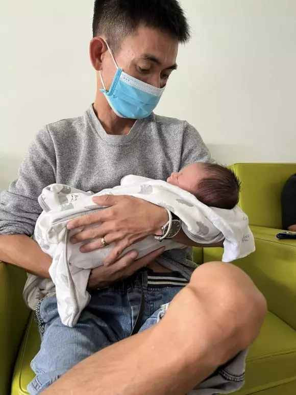 Sau khi chào đón con đầu lòng, hiện tượng mạng Soytiet (Sô Y Tiết) nhắn tới vợ: "Cảm ơn vợ đã luôn bên anh, cho đến khi ta có thêm thành viên mới rồi nè. Ráng uống sữa, mau ăn chóng lớn nha con! Hạnh phúc khi được làm cha. Cảm ơn tất cả".