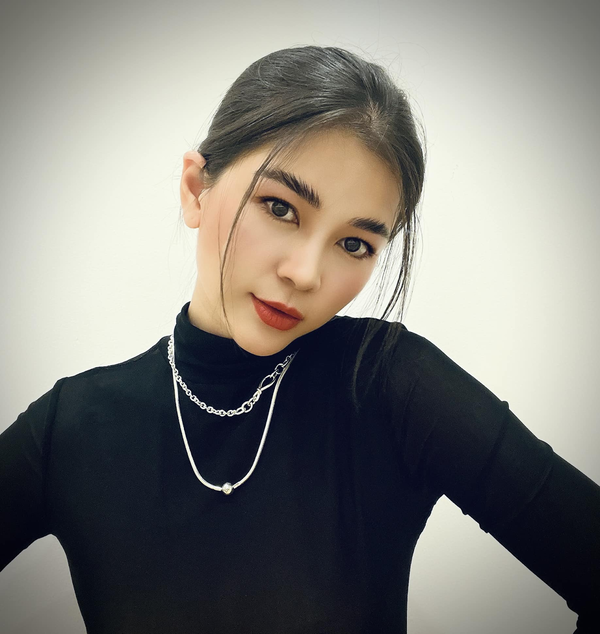 Diệu Thúy đã quyết định bỏ ra khoảng 6 tỷ đồng để học lái máy bay. Trong khoảng thời gian học ở Mỹ, cô đã tốt nghiệp sớm hơn dự tính và trở thành phi công chuyên lái máy bay thương mại nhỏ.