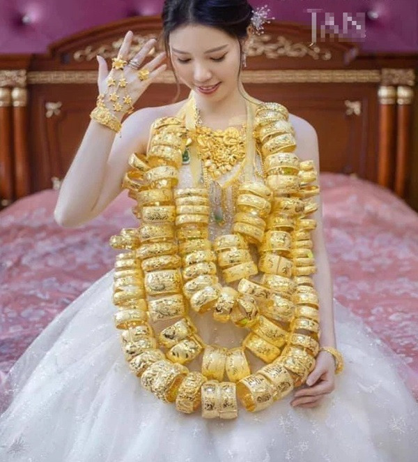 Vì số vàng này quá nặng nên cô dâu đã đi lại rất khó khăn, phải nhờ người dìu rồi cất bớt vàng vào vali. Dù mệt mỏi nhưng nữ chính vẫn nở nụ cười sung sướng và hạnh phúc vì những món quà giá trị này.