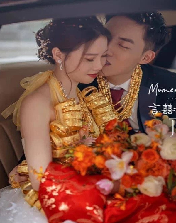 Khi hình ảnh về hôn lễ của mình nhận được sự quan tâm của nhiều người, cô dâu đã chia sẻ: "Đây là phong tục địa phương. Khi kết hôn, người thân và họ hàng sẽ tặng rất nhiều vàng. Đeo vào có hơi mệt một chút, còn phải đi nâng ly tiếp đón hàng trăm lượt khách mời nữa nên tôi thực sự kiệt sức".
