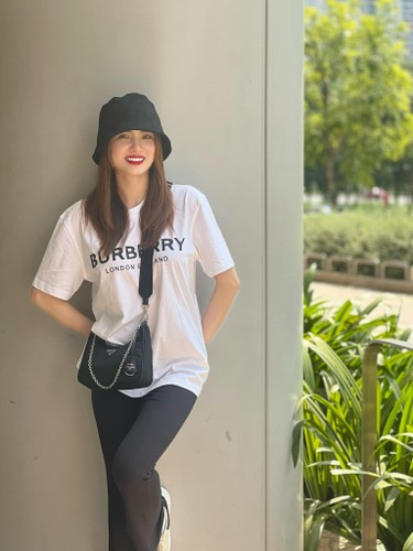 "Công việc ổn định và thu nhập của tôi ở Singapore rất cao. Nhưng sau 5 năm, tôi vẫn quyết định trở về Việt Nam vì không quen được văn hóa nơi ấy. Tuy nhiên, quan trọng hơn cả là tôi về nước vì con gái. Hiện mẹ con tôi đang sống cùng ông bà ngoại (tức bố mẹ ruột của Công Vinh - PV)", cô tâm sự trên tờ Người Đưa Tin.