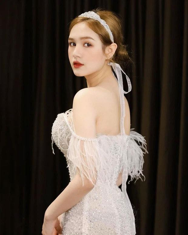 Trong những lần về quê trước đấy, người đẹp đến từ Thái Bình cũng không ngần ngại ngồi gói bánh cùng gia đình hay đỡ đần những công việc khác. Trên thành phố có là người nổi tiếng được chú ý thì về quê bà xã Xemesis vẫn giản dị và mộc mạc.