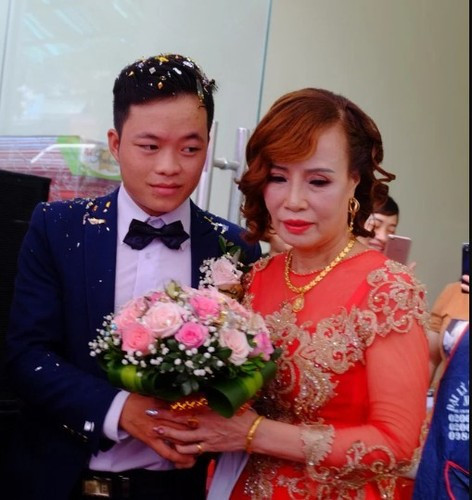Nổi tiếng từ tháng 8/2018 với chuyện tình lệch nhau 35 tuổi, chị Lê Thị Thu Sao (65 tuổi) và anh Triệu Hoa Cương (30 tuổi) liên tục hâm nóng mạng xã hội khi rủ nhau đi thẩm mỹ, thể hiện tình cảm thái quá, mang thai giả,...
