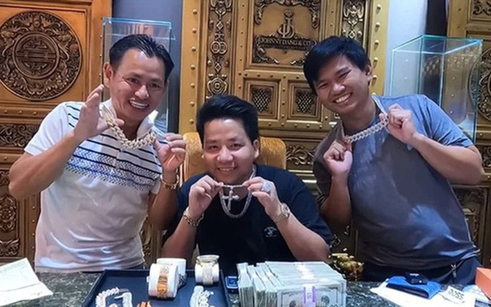 Bởi nhờ có Khoa Pug, Vương Phạm mới được nổi tiếng như ngày hôm nay. Tuy nhiên, khi cả 2 vướng tin đồn "cạch mặt, Vương Phạm chẳng có bất cứ động thái nào.