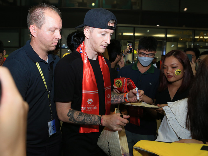 CLB Borussia Dortmund đến Việt Nam với 123 thành viên. Sau khi hoàn tất việc nhập cảnh, đội bóng nước Đức cần khoảng 1 tiếng để sắp xếp hành lý, ổn định và di chuyển về khách sạn.