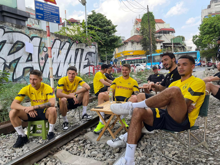 Sau Arsenal, Man City thì Dortmund là CLB lừng danh từng chọn Việt Nam làm nơi du đấu.