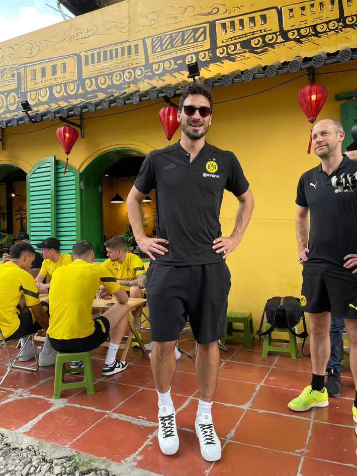 CLB Borussia Dortmund mở cửa tự do cho khán giả vào theo dõi các ngôi sao rèn rũa chuyên môn. Kết thúc buổi tập, các cầu thủ của đội bóng vùng Ruhr sẽ ký tặng, chụp ảnh kỷ niệm cùng người hâm mộ tại khu vực khán đài A.