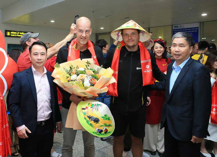 Thay mặt Liên đoàn Bóng đá Việt Nam (VFF) và Next Media, ông Nguyễn Trung Kiên - Phó chủ tịch VFF, Tổng giám đốc Next Media cùng ông Dương Nghiệp Khôi - Tổng thư ký VFF dành tặng bó hoa tươi thắm chào đón ông Carsten và CLB Borussia Dortmund tới Việt Nam.a