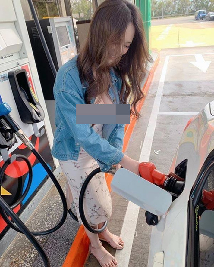 Chỉ là đi đổ xăng thôi nhưng người đẹp này lại diện thiết kế váy có dáng cổ khá hở khiến ai cũng phải lên tiếng.