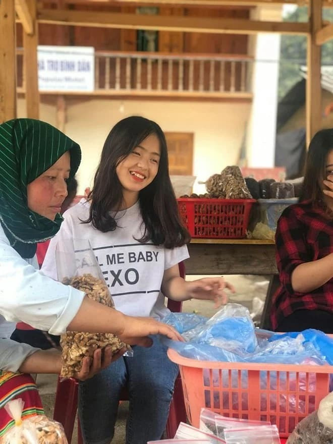 Không còn rụt rè, ngại ống kính máy ảnh, em gái bán lê nổi tiếng cõi mạng hiện tại đã tự tin hơn rất nhiều, thoải mái "thả dáng" trên kênh TikTok riêng với hơn 150 nghìn người theo dõi.