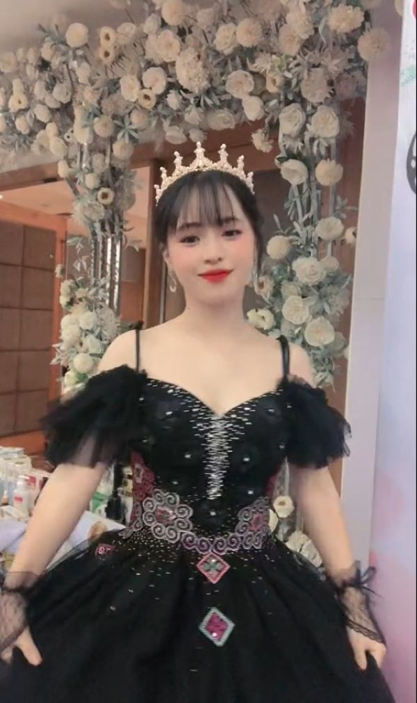 Hot girl bán lê búi tóc cao, đội một chiếc vương miện cùng trang sức nổi bật, lộng lẫy.